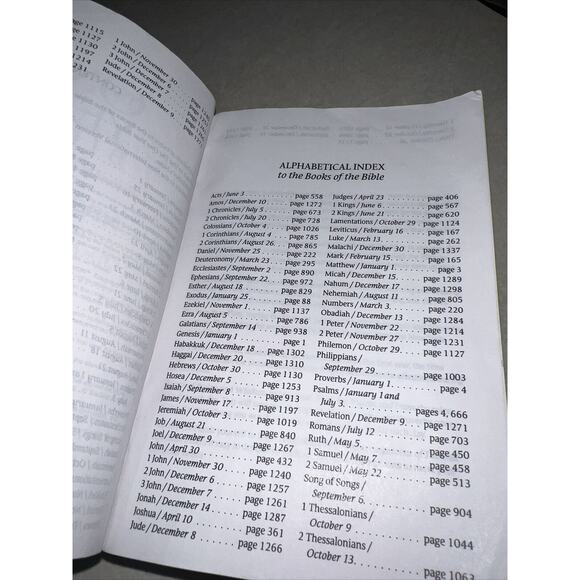 The One Year Bible Arranged in 365 Daily Readings NIV New International Version - Picture 12 of 13